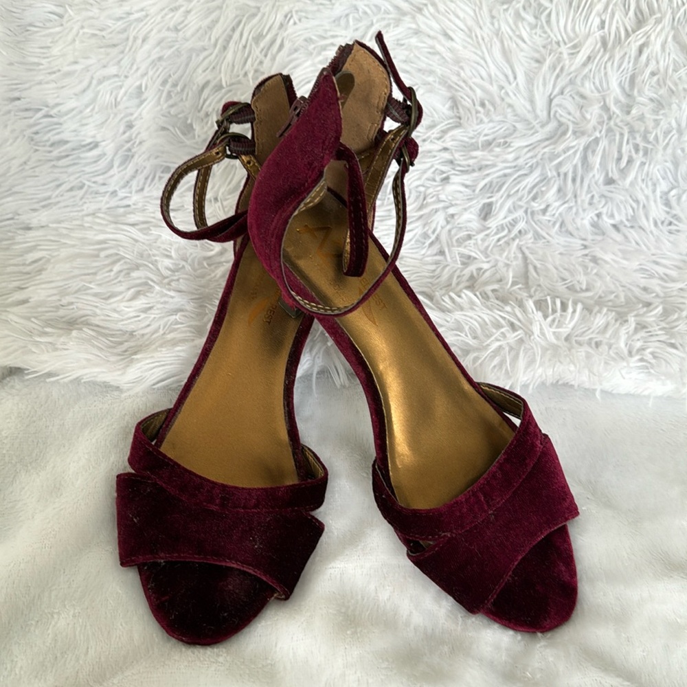Naturalizer kitten heel shoes.👠